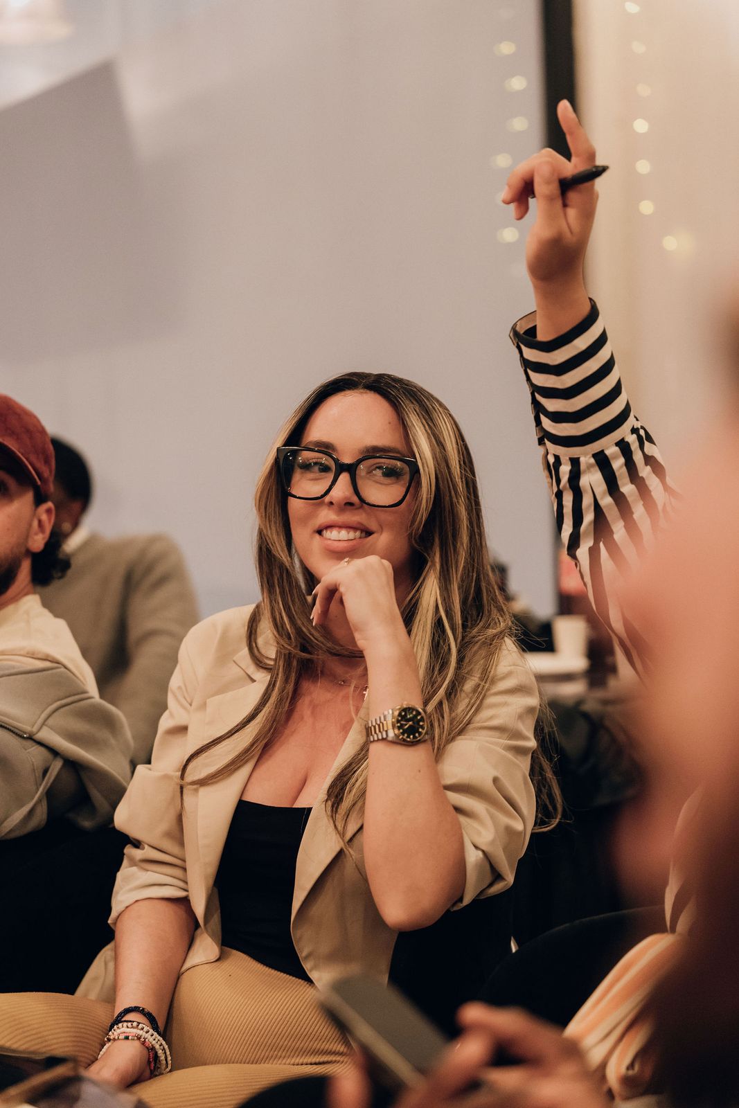 Une participante lève la main pendant le vote du Challenge